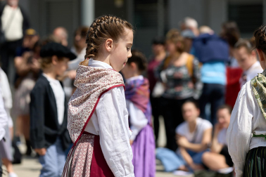 La actuación de 280 dantzaris txikis con motivo de los actos de celebracion del 85º aniversario de Oberena