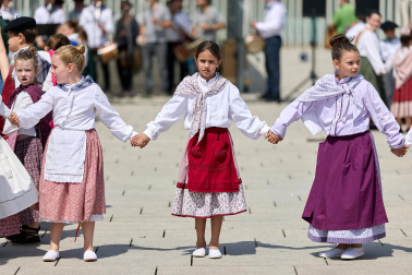 La actuación de 280 dantzaris txikis con motivo de los actos de celebracion del 85º aniversario de Oberena