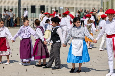 La actuación de 280 dantzaris txikis con motivo de los actos de celebracion del 85º aniversario de Oberena
