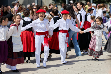 La actuación de 280 dantzaris txikis con motivo de los actos de celebracion del 85º aniversario de Oberena