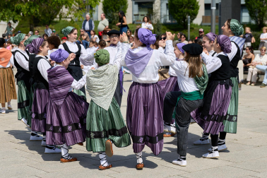 La actuación de 280 dantzaris txikis con motivo de los actos de celebracion del 85º aniversario de Oberena