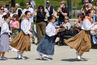 La actuación de 280 dantzaris txikis con motivo de los actos de celebracion del 85º aniversario de Oberena