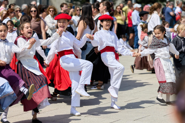 La actuación de 280 dantzaris txikis con motivo de los actos de celebracion del 85º aniversario de Oberena