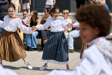 La actuación de 280 dantzaris txikis con motivo de los actos de celebracion del 85º aniversario de Oberena