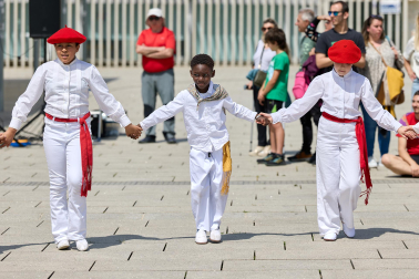 La actuación de 280 dantzaris txikis con motivo de los actos de celebracion del 85º aniversario de Oberena