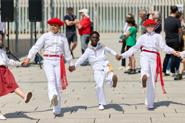 La actuación de 280 dantzaris txikis con motivo de los actos de celebracion del 85º aniversario de Oberena