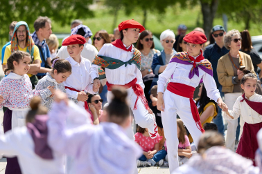 La actuación de 280 dantzaris txikis con motivo de los actos de celebracion del 85º aniversario de Oberena