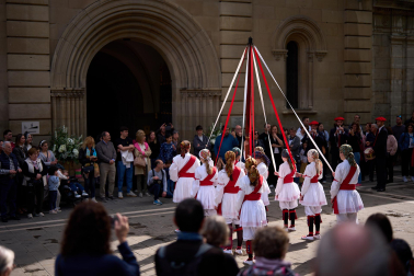 Homenaje a Carlos Alemán e Iñaki Domínguez por parte de los dantzaris de Duguna y los danzantes de San Lorenzo