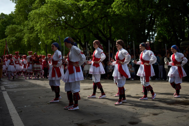 Homenaje a Carlos Alemán e Iñaki Domínguez por parte de los dantzaris de Duguna y los danzantes de San Lorenzo