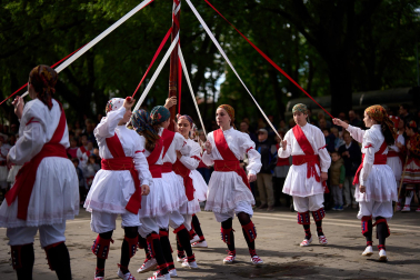 Homenaje a Carlos Alemán e Iñaki Domínguez por parte de los dantzaris de Duguna y los danzantes de San Lorenzo