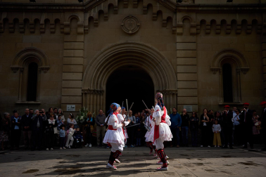 Homenaje a Carlos Alemán e Iñaki Domínguez por parte de los dantzaris de Duguna y los danzantes de San Lorenzo