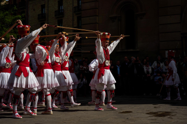 Homenaje a Carlos Alemán e Iñaki Domínguez por parte de los dantzaris de Duguna y los danzantes de San Lorenzo