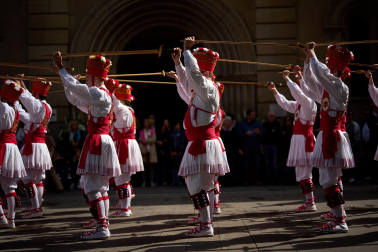 Homenaje a Carlos Alemán e Iñaki Domínguez por parte de los dantzaris de Duguna y los danzantes de San Lorenzo
