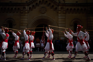 Homenaje a Carlos Alemán e Iñaki Domínguez por parte de los dantzaris de Duguna y los danzantes de San Lorenzo