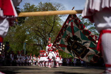 Homenaje a Carlos Alemán e Iñaki Domínguez por parte de los dantzaris de Duguna y los danzantes de San Lorenzo