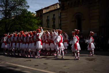 Homenaje a Carlos Alemán e Iñaki Domínguez por parte de los dantzaris de Duguna y los danzantes de San Lorenzo