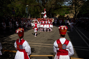 Homenaje a Carlos Alemán e Iñaki Domínguez por parte de los dantzaris de Duguna y los danzantes de San Lorenzo