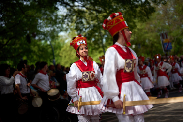 Homenaje a Carlos Alemán e Iñaki Domínguez por parte de los dantzaris de Duguna y los danzantes de San Lorenzo