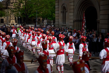 Homenaje a Carlos Alemán e Iñaki Domínguez por parte de los dantzaris de Duguna y los danzantes de San Lorenzo