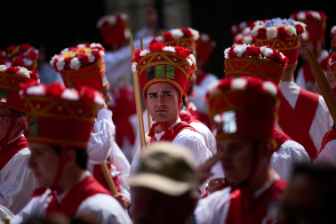 Homenaje a Carlos Alemán e Iñaki Domínguez por parte de los dantzaris de Duguna y los danzantes de San Lorenzo