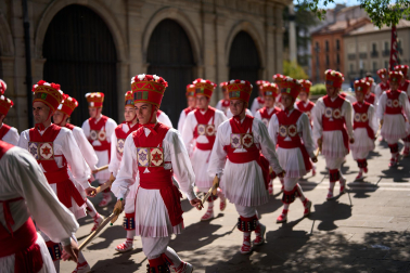 Homenaje a Carlos Alemán e Iñaki Domínguez por parte de los dantzaris de Duguna y los danzantes de San Lorenzo