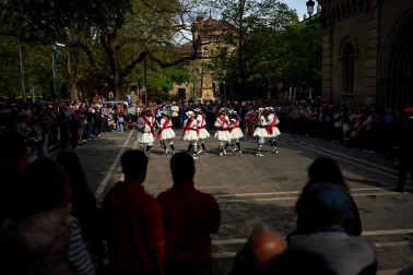 Homenaje a Carlos Alemán e Iñaki Domínguez por parte de los dantzaris de Duguna y los danzantes de San Lorenzo