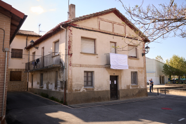 La casa situada en la calle San Martín 4, donde la familia okupa reside actualmente