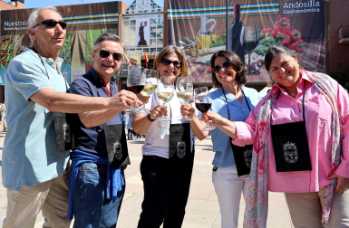 En el marco de las jornadas gastronómicas, se tributó un homenaje a seis agricultores mayores de 87 años y cinco bodegas locales