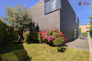 Fachada envolvente exterior oscura, compuesta por una fachada ventilada de cerámica de gran formato sobre estructura de aluminio
