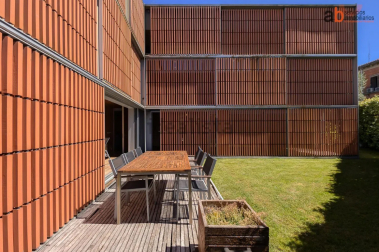 El diedro abierto a la “geoda” es una fachada celosía formada por piezas cerámicas de color teja