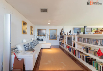 Biblioteca en la parte superior del salón