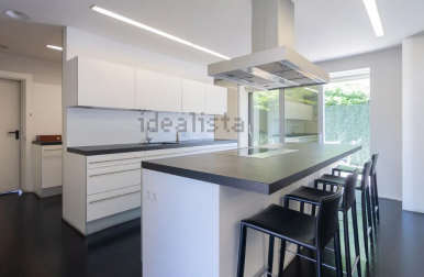 Cocina con isla que puede quedar aislada del salón gracias a unas correderas