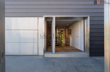 Acceso a la vivienda y puerta de garaje