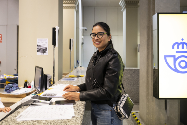 *A: Irati Aizpurua San Román *F: 20-04-26 *T: Regularización de inmigrantes. *L: Correos Pase Sarasate, Pamplona.