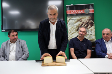 Enrique Martínez García (Maher) procede a cortar el primer queso Idiazábal de la campaña 2026