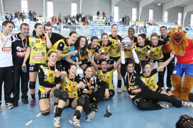 Silvia Navarro, sentada abajo, en la celebración tras la victoria del Itxako en la Copa de la Reina de 2012, poco antes de su salida del club navarro