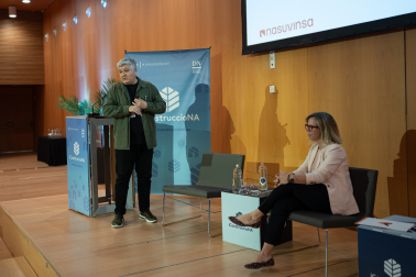 Javier Burón y Berta Úriz durante la ponencia de Nasuvinsa