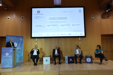 Víctor Otero, a la izquierda, moderó la mesa en la que intervinieron Carlos Naya, José V. Valdenebro, Santiago Iribarren y María Turrillas