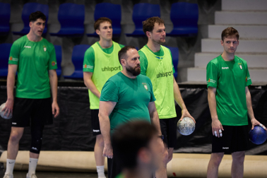 Nacho Moyano, entrenador de Anaitasuna, sigue atento los ejercicios de sus jugadores en el entrenamiento previo al partido de Copa del Rey