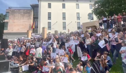 Protesta convocada por la Federación de Ikastolas de Navarra frente al Departamento de Educación