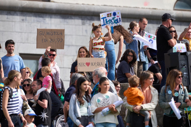 Participantes en la protesta convocada por la Federación de Ikastolas de Navarra frente al Departamento de Educación.