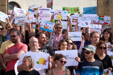 Participantes en la protesta convocada por la Federación de Ikastolas de Navarra frente al Departamento de Educación.