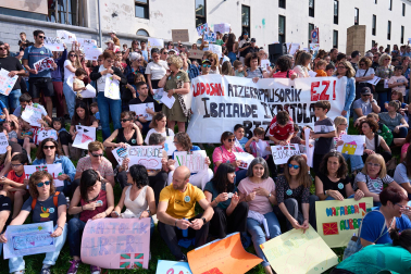 Participantes en la protesta convocada por la Federación de Ikastolas de Navarra frente al Departamento de Educación.