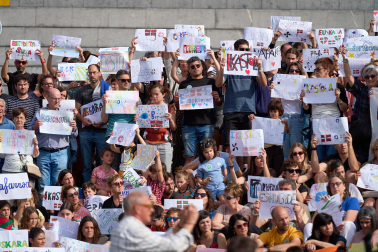 Participantes en la protesta convocada por la Federación de Ikastolas de Navarra frente al Departamento de Educación.