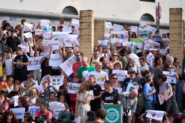 Participantes en la protesta convocada por la Federación de Ikastolas de Navarra frente al Departamento de Educación.