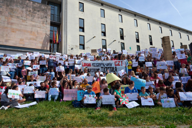 Participantes en la protesta convocada por la Federación de Ikastolas de Navarra frente al Departamento de Educación.