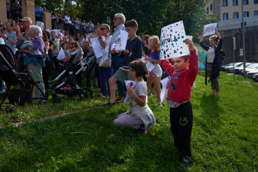 Participantes en la protesta convocada por la Federación de Ikastolas de Navarra frente al Departamento de Educación.