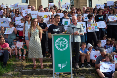 Participantes en la protesta convocada por la Federación de Ikastolas de Navarra frente al Departamento de Educación.