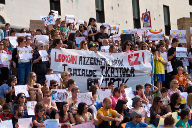 Participantes en la protesta convocada por la Federación de Ikastolas de Navarra frente al Departamento de Educación.