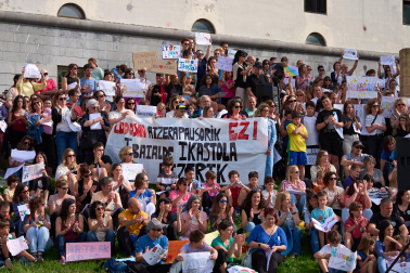 Participantes en la protesta convocada por la Federación de Ikastolas de Navarra frente al Departamento de Educación.